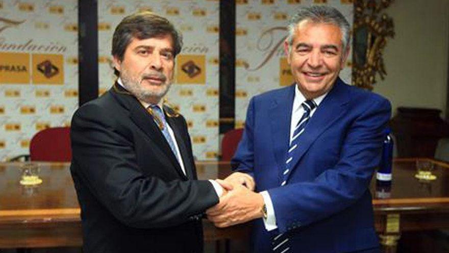 Instantánea del momento del acuerdo entre Carlos González y el Grupo Prasa