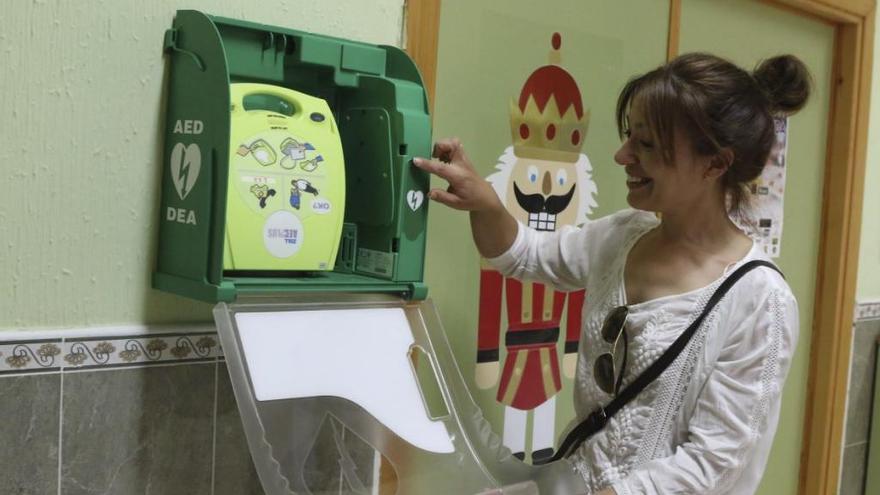 Ana Vaca, secretaria de la Ampa, con el desfibrilador