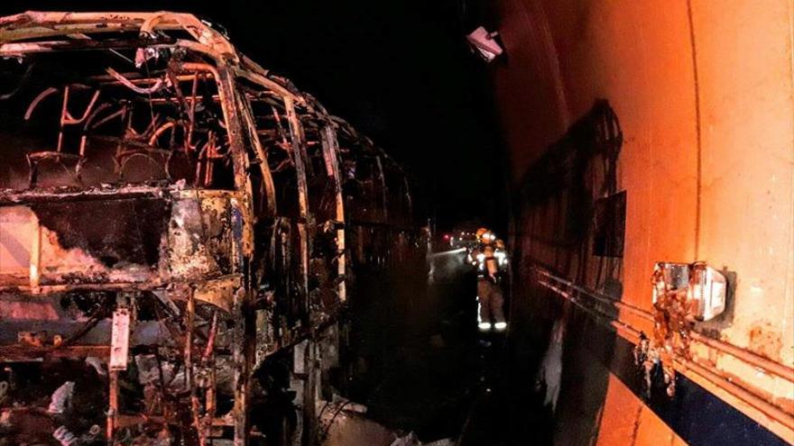 Un autobús sale ardiendo en el túnel de Miravete