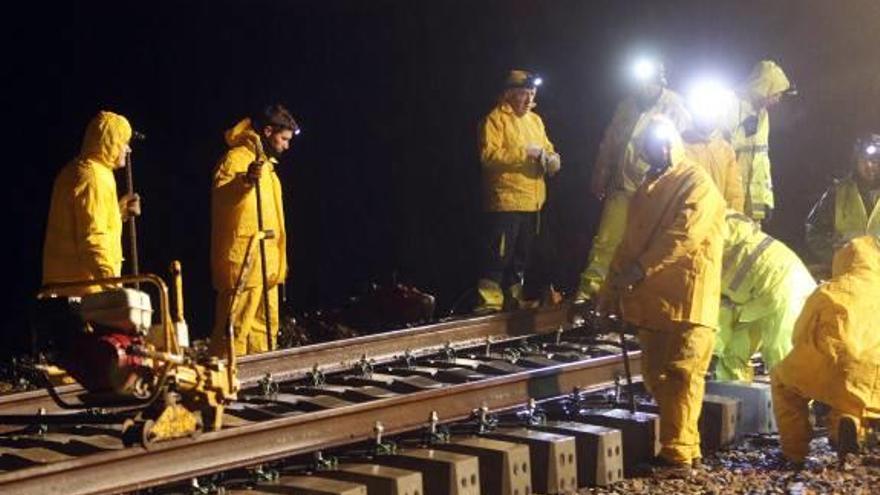 Obras del tercer raíl en el tramo de Castelló.