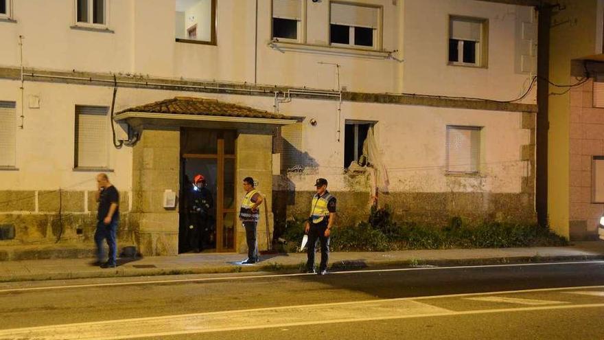 Policía Local en la casa siniestrada, en la avenida de Ourense. // Gonzalo Núñez