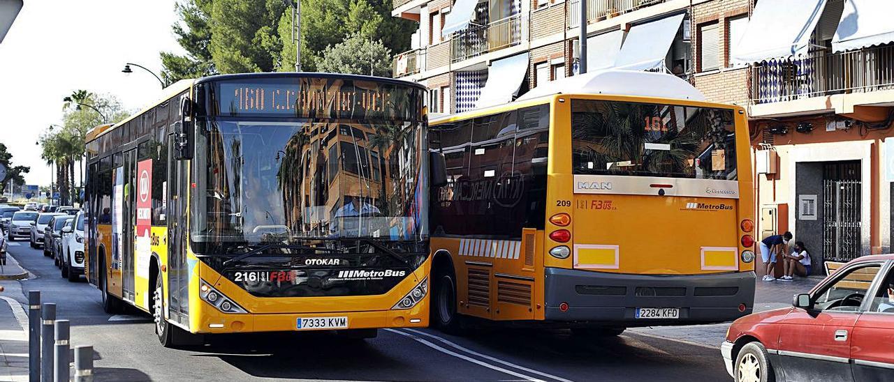 Dos autobuses metropolitanos, a su paso por Xirivella. | M.A.MONTESINOS