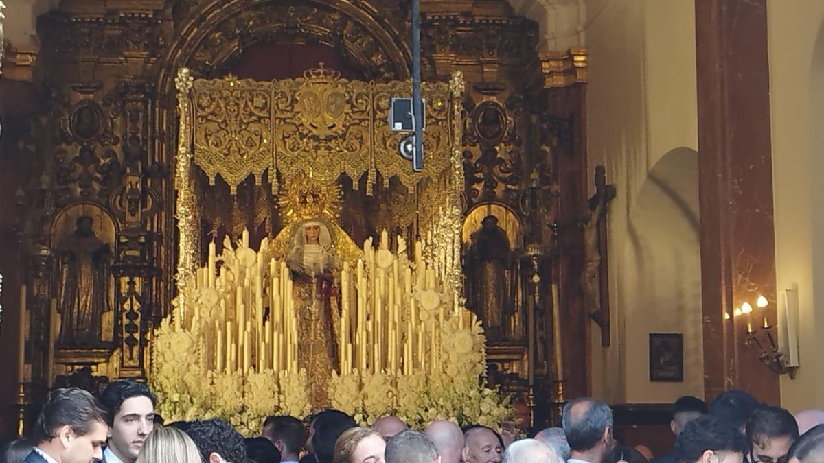 Nuestra Señora de la Esperanza, ya preparada en la capilla de los Marineros para su salida esta Madrugá.