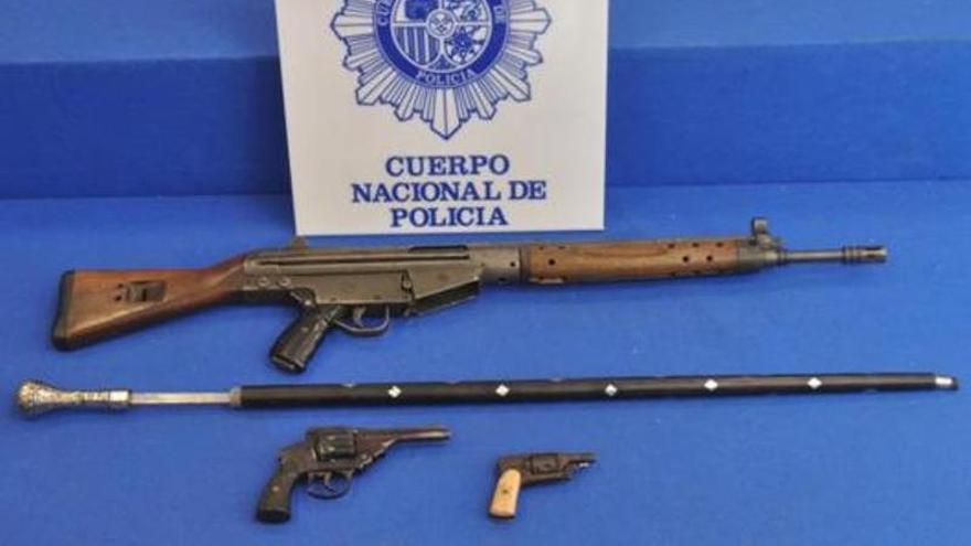 Detienen a un vecino de Oviedo de 54 años por almacenar varias armas de guerra