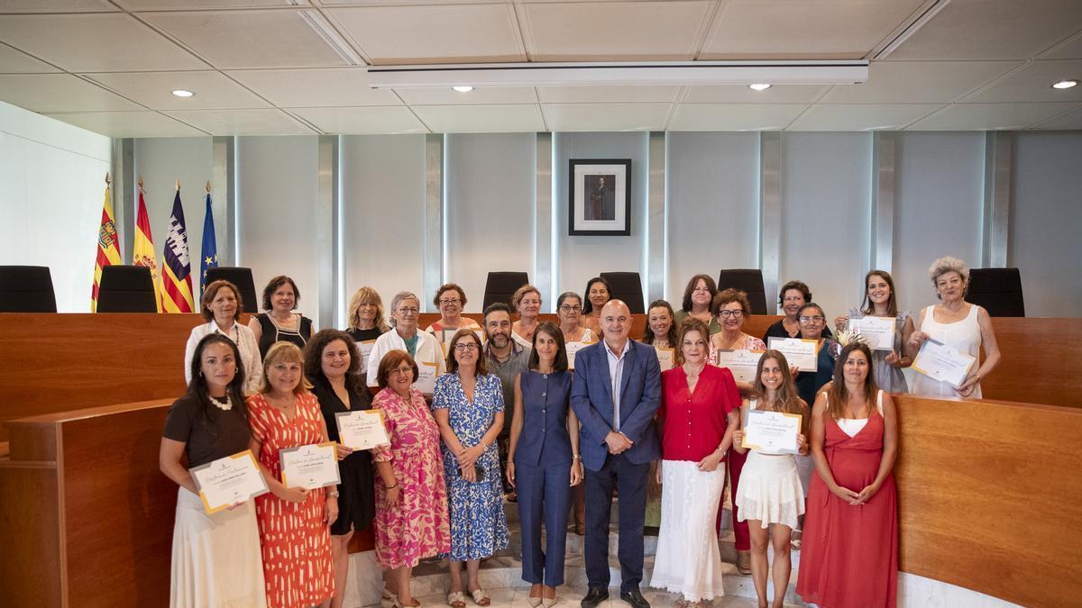 Alumnos de los cursos de patronaje y confección reciben sus diplomas acreditativos.