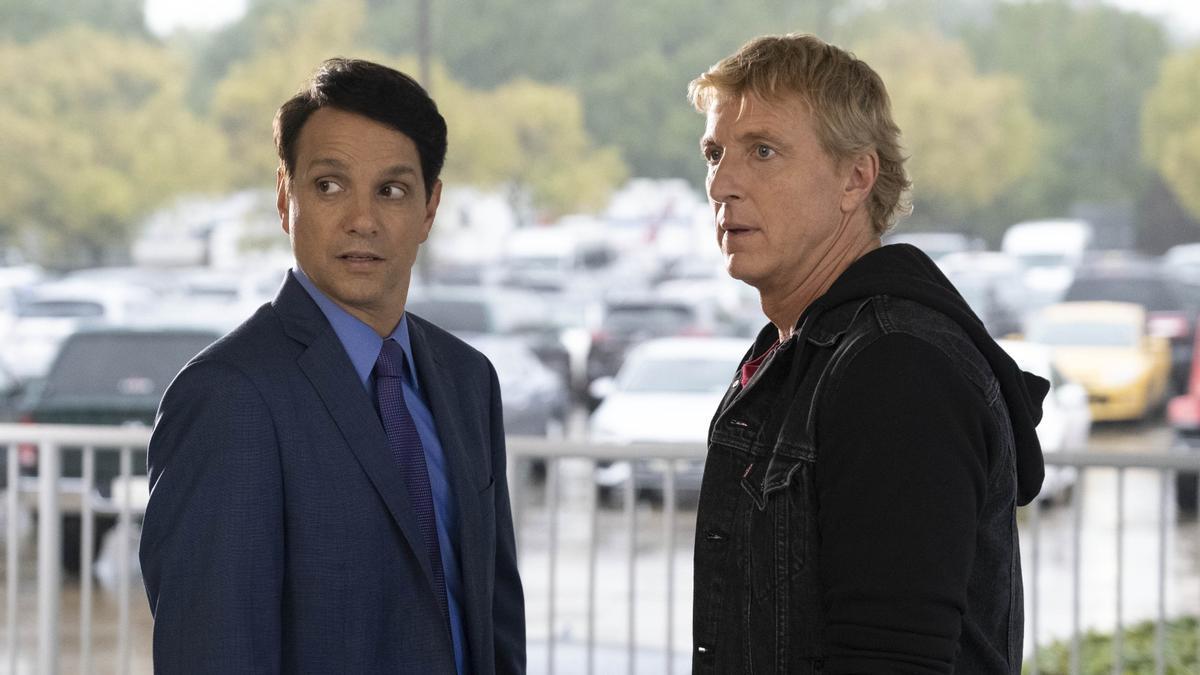 Ralph Macchio y Billy Zabka en la tercera temporada de 'Cobra Kai'.