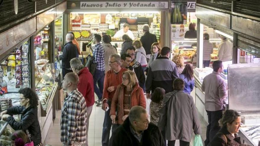 Los mercados municipales abrieron ayer sus puertas pese a tratarse de una jornada festiva.