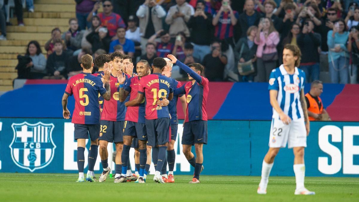 El Barça celebra el 1-0 al Espanyol en Montjuïc, marcado por Dani Olmo.