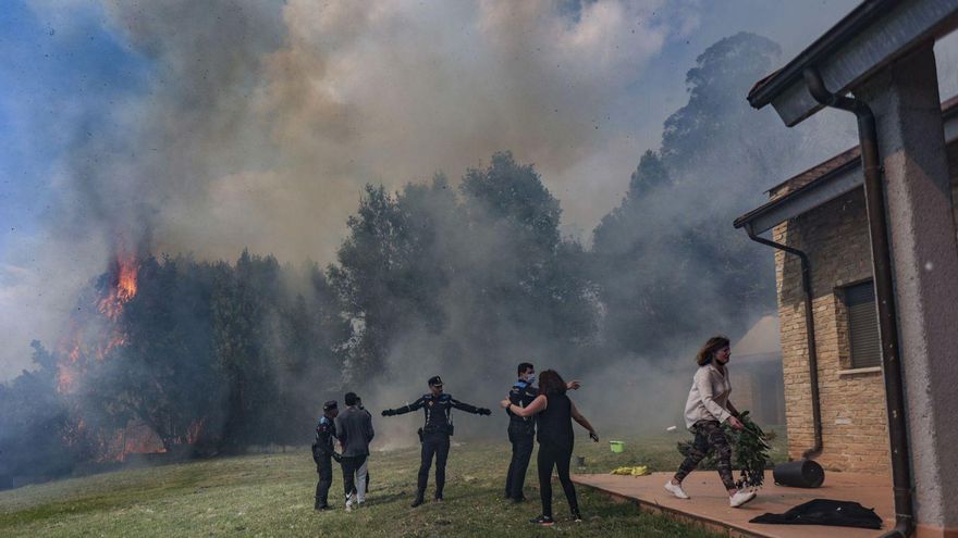 La Policía y los bomberos tratan de controlar la situación, a las dos de la tarde, en Constante. | Irma Collín