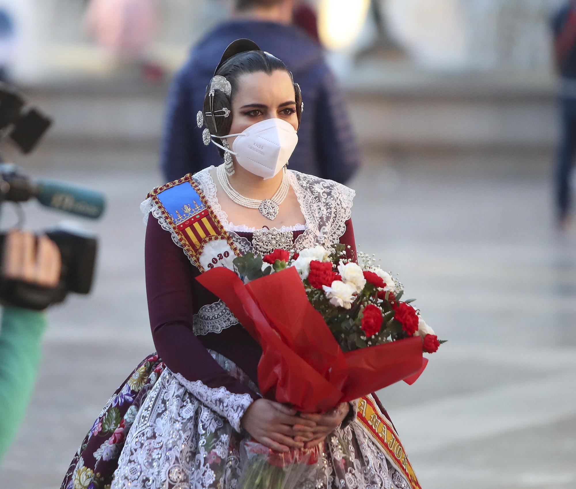 Flores de los falleros a la Virgen en el primer día de la "no ofrenda"