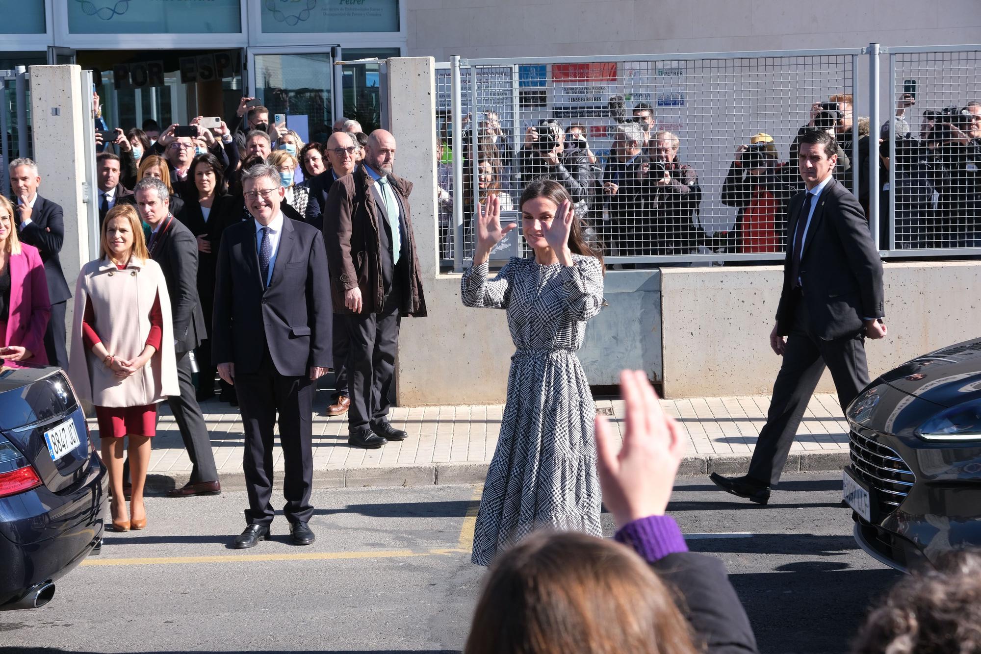 Recibimiento por todo lo alto y con gritos de "guapa" a la reina Letizia en Petrer