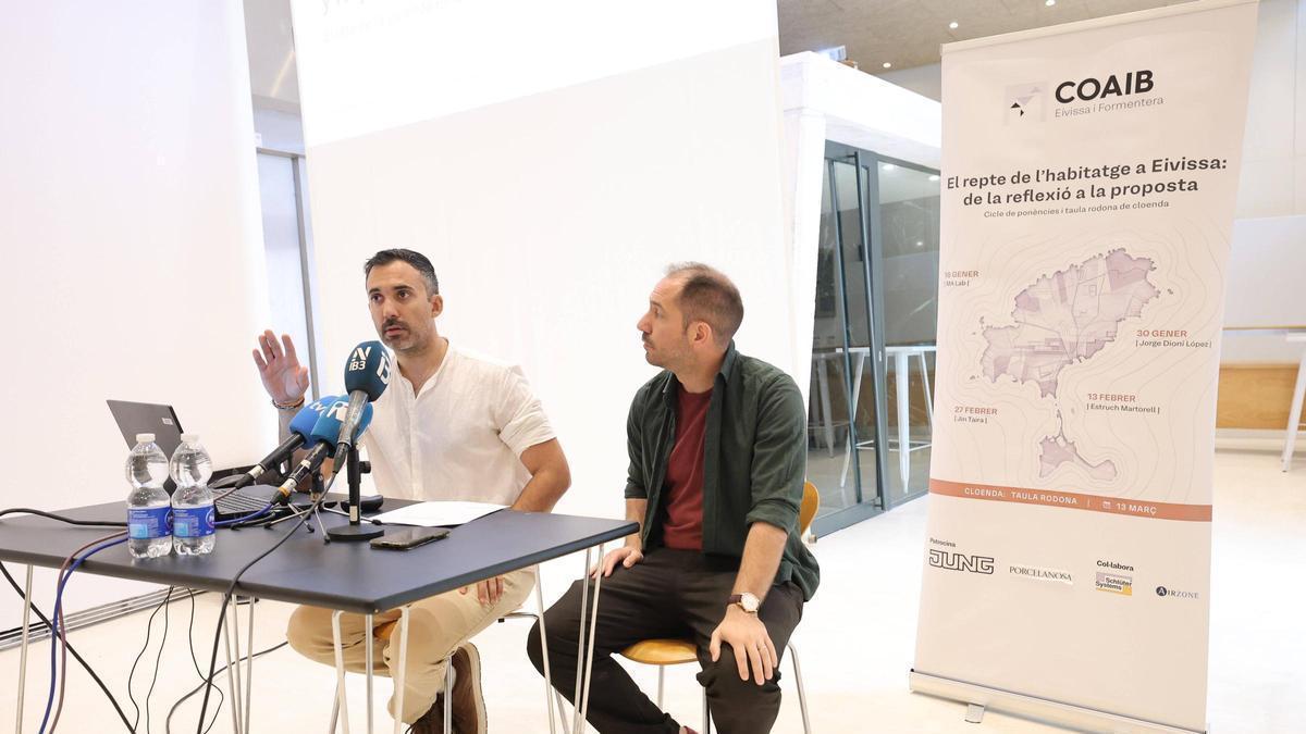 Lluís Oliva (izquierda) y José Manuel Revelles (derecha) durante la presentación de las conclusiones de los ciclos.