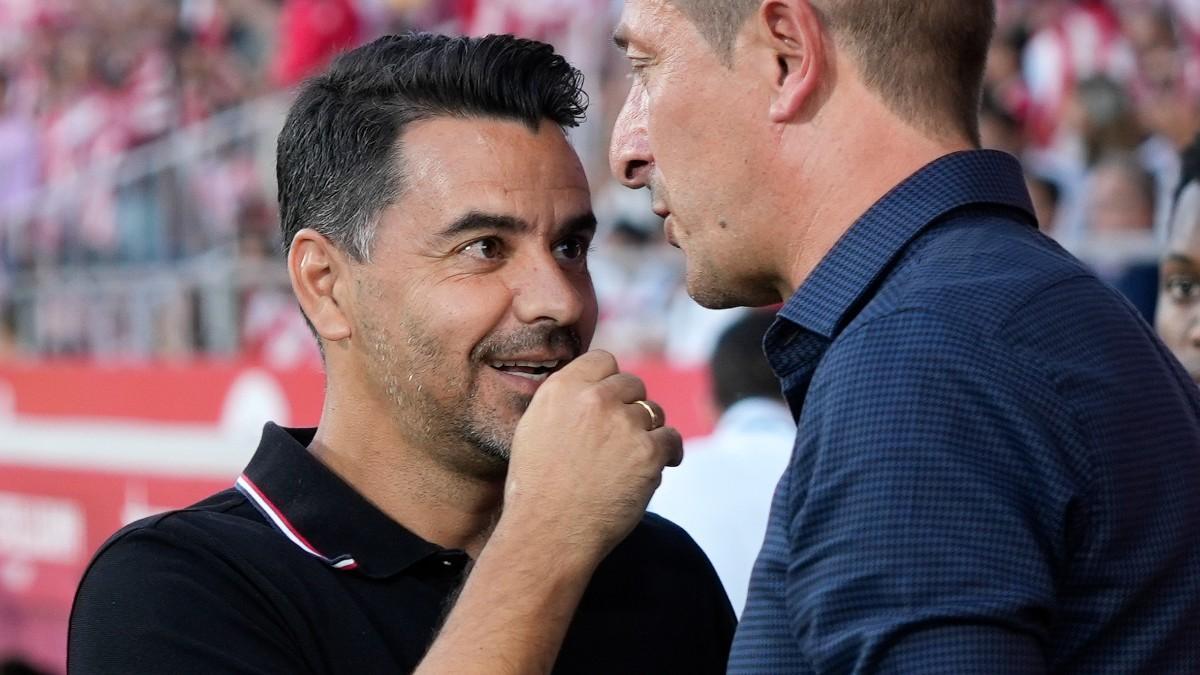 Míchel y Luis Miguel Ramis se saludan antes del pitido inicial