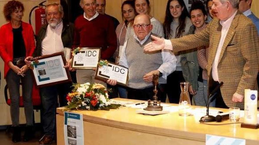 Foto de familia de los homenajeados, con Antonio Jiménez junto a la concejala Montserrat López, las jugadoras del Telecable Hockey y Rufino Ballesteros, primero por la derecha.