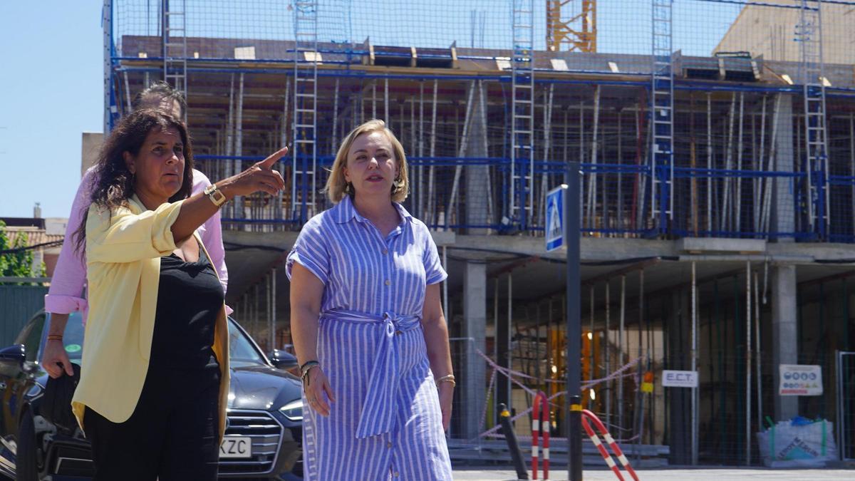 La vicepresidenta Natàlia Enguix en una visita a San Antonio de Benagéber.