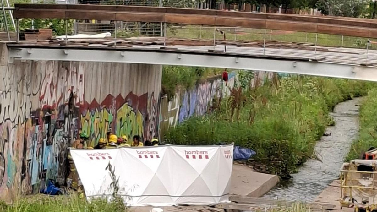 Els Bombers actuant en el lloc dels fets.