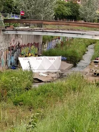 Un operari cau d'uns quatre metres en les obres de les passeres del riu Güell de Girona i queda ferit greu