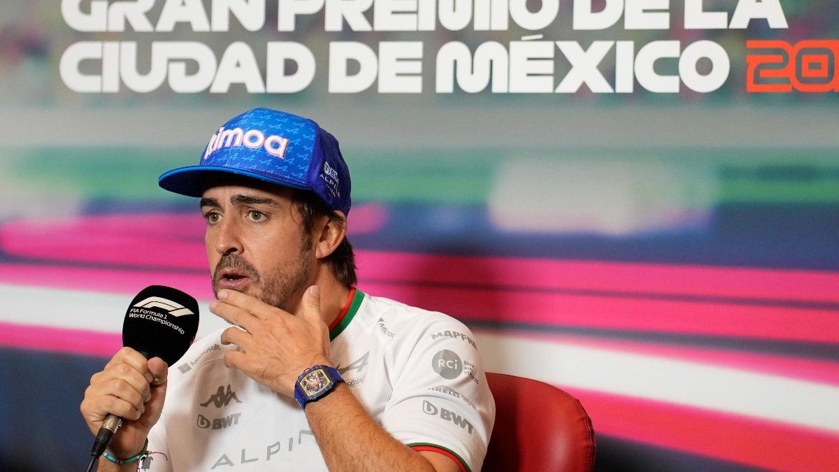 El español Fernando Alonso, de Alpine, habla durante una rueda de prensa