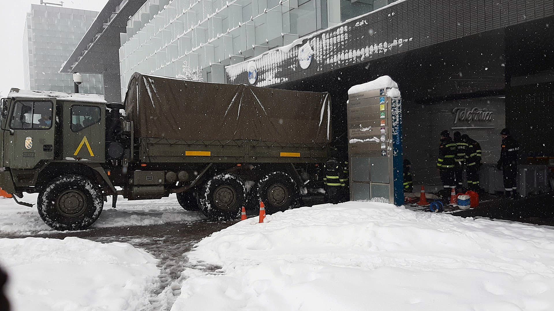 -Miembros de la Unidad Militar de Emergecias en la sede de Telefónica en Madrid, tras el paso del temporal filomena.