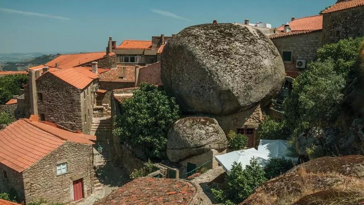Las rocas sirven como techo y parades de apoyo para los edificios.