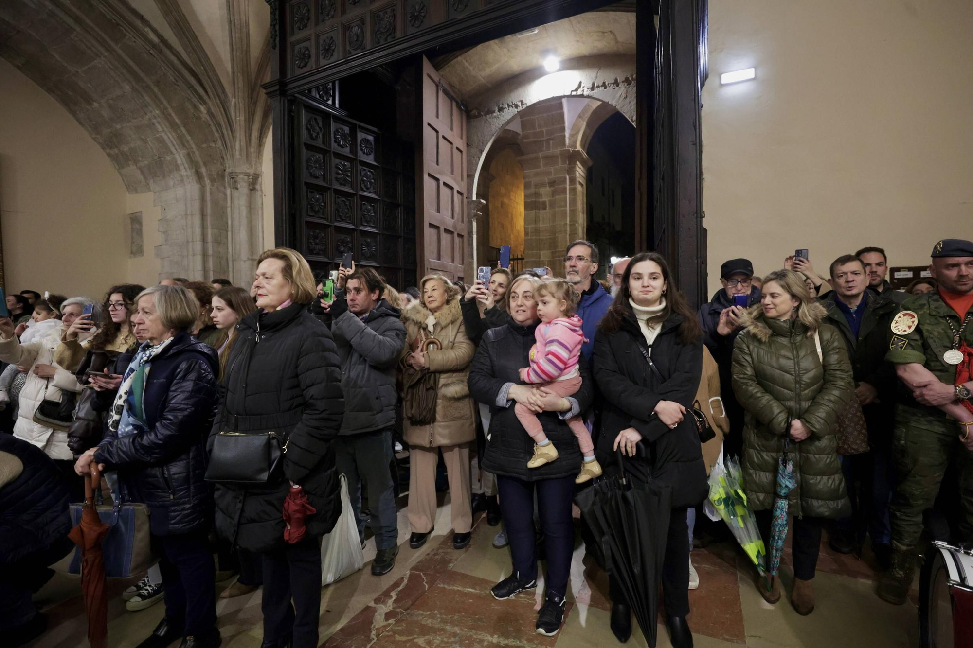 La lluvia chafa al Señor de Oviedo y obliga a suspender la procesión del Nazareno