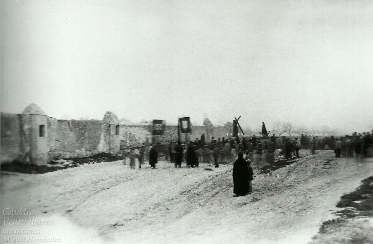 Primera imagen del Encuentro entre el Nazareno y la Virgen de los Dolores de Elche en 1900