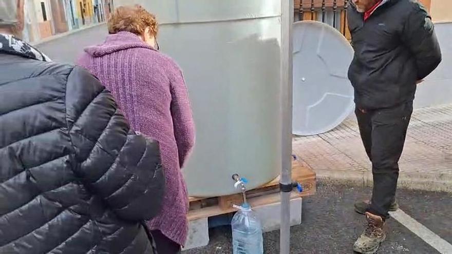 "Somos personas mayores de la Vall de Laguar y mira cómo estamos, llenando y cargando garrafas de agua" (vídeo)