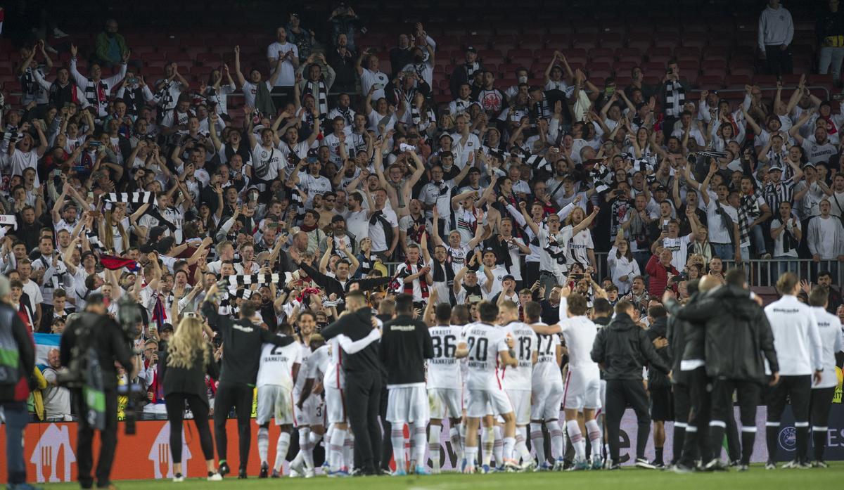 Jugadores y aficionados del Eintracht de Frankfurt celebrando en el Camp Nou su pase a las semifinales de la Europa League