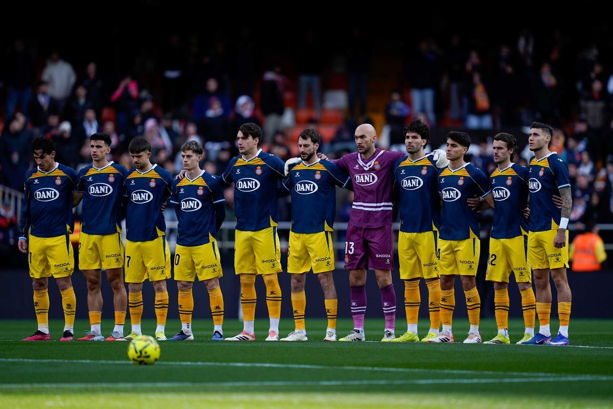 Los jugadores del Espanyol, durante el minuto de silencio de este sábado en Mestalla.
