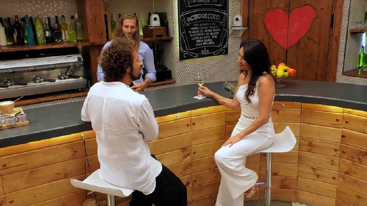 Una soltera de First Dates se queda bloqueada en directo tras el abrazo de su cita