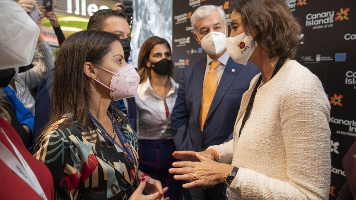 Yaiza Castilla, consejera de Turismo del Gobierno de Canarias, charla, ayer en Londres, con la ministra del ramo, Reyes Maroto. | | NACHO GONZÁLEZ