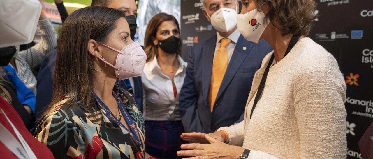 Yaiza Castilla, consejera de Turismo del Gobierno de Canarias, charla, ayer en Londres, con la ministra del ramo, Reyes Maroto.