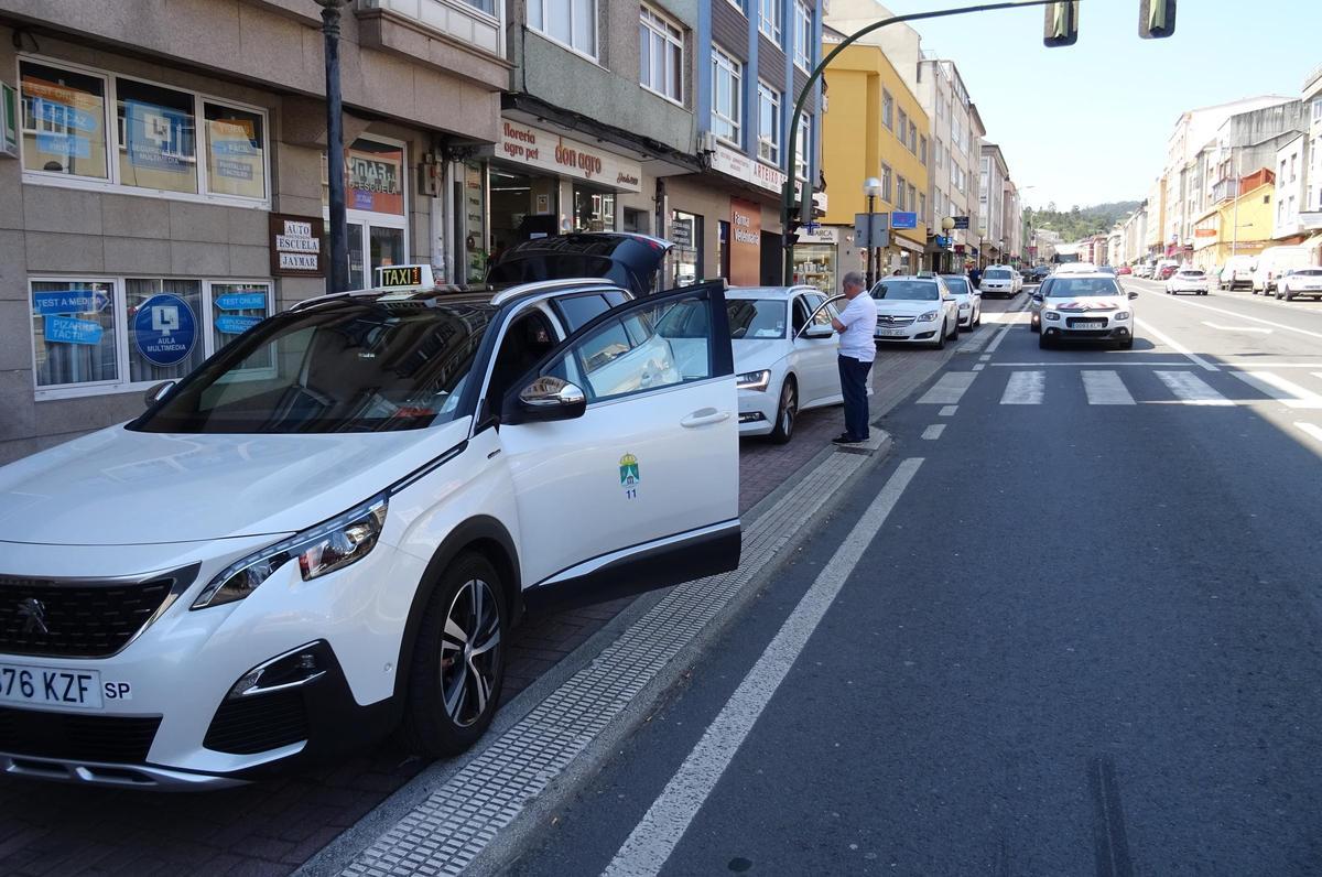 Taxis, a la espera de clientes en la parada de Arteixo.