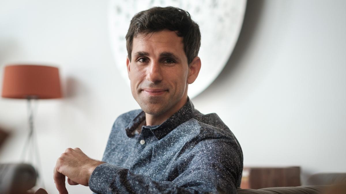 El científico gallego César de la Fuente.