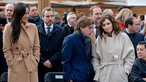 Begoña Villacís delante de su portavoz adjunto, Santiago Saura, en el acto del día de la Constitución organizado por el Ayuntamiento de Madrid junto a José Luis Martínez Almeida e Isabel Ayuso.