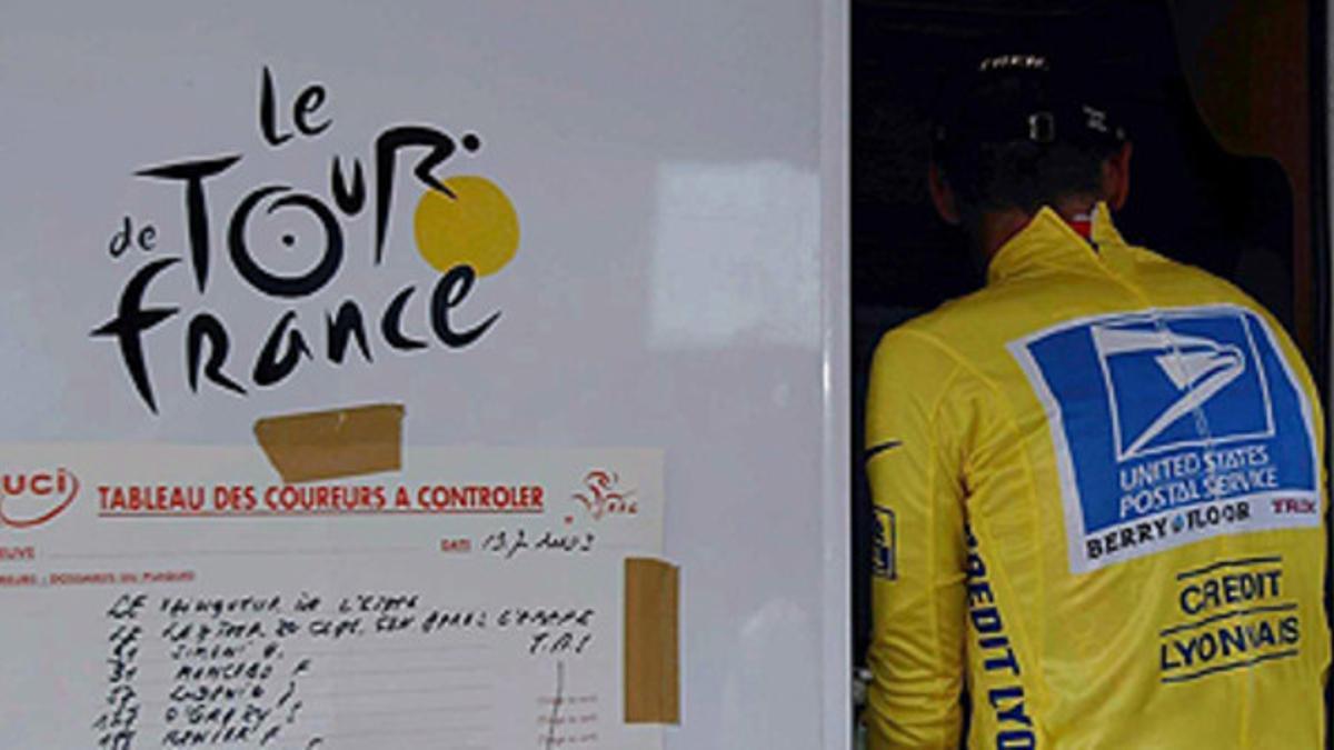 Lance Armstrong, a su llegada a una prueba de dopaje del Tour de Francia del 2003