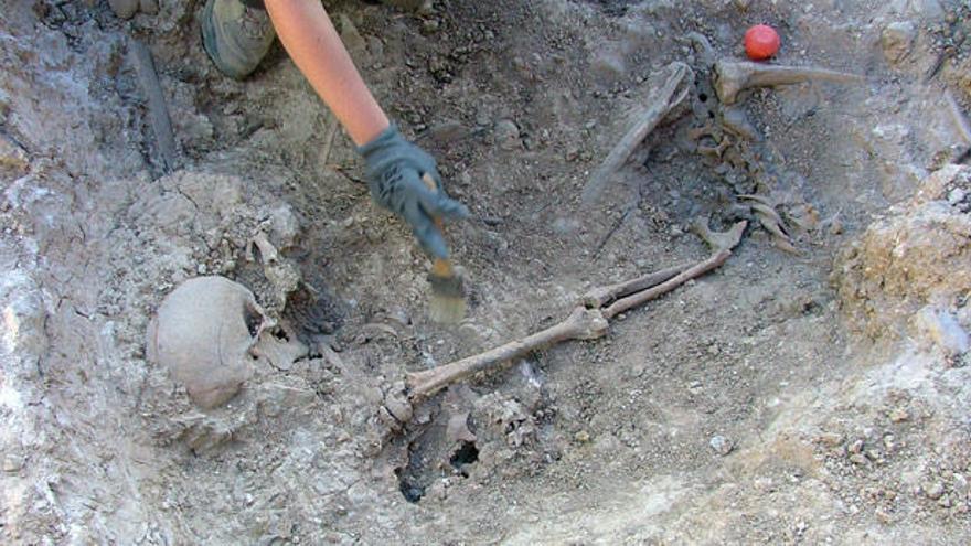 Una voluntaria perfila los restos óseos de uno de los cuerpos localizados.
