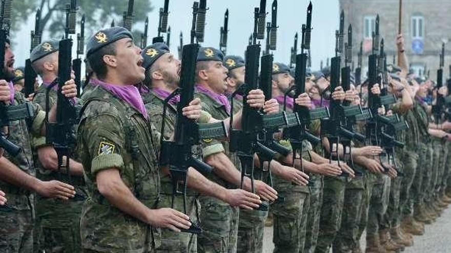 Soldados de la Brilat, en un acto en la base de Figueirido. // R. V.