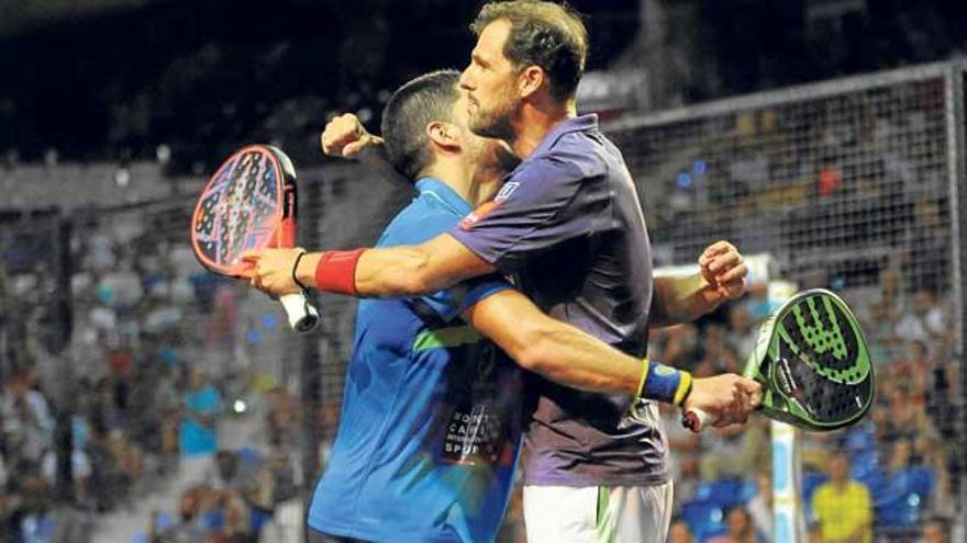 Juan Martín y Maxi Díaz se felicitan ayer por el triunfo en las semifinales del torneo disputado en el Palau Son Moix.