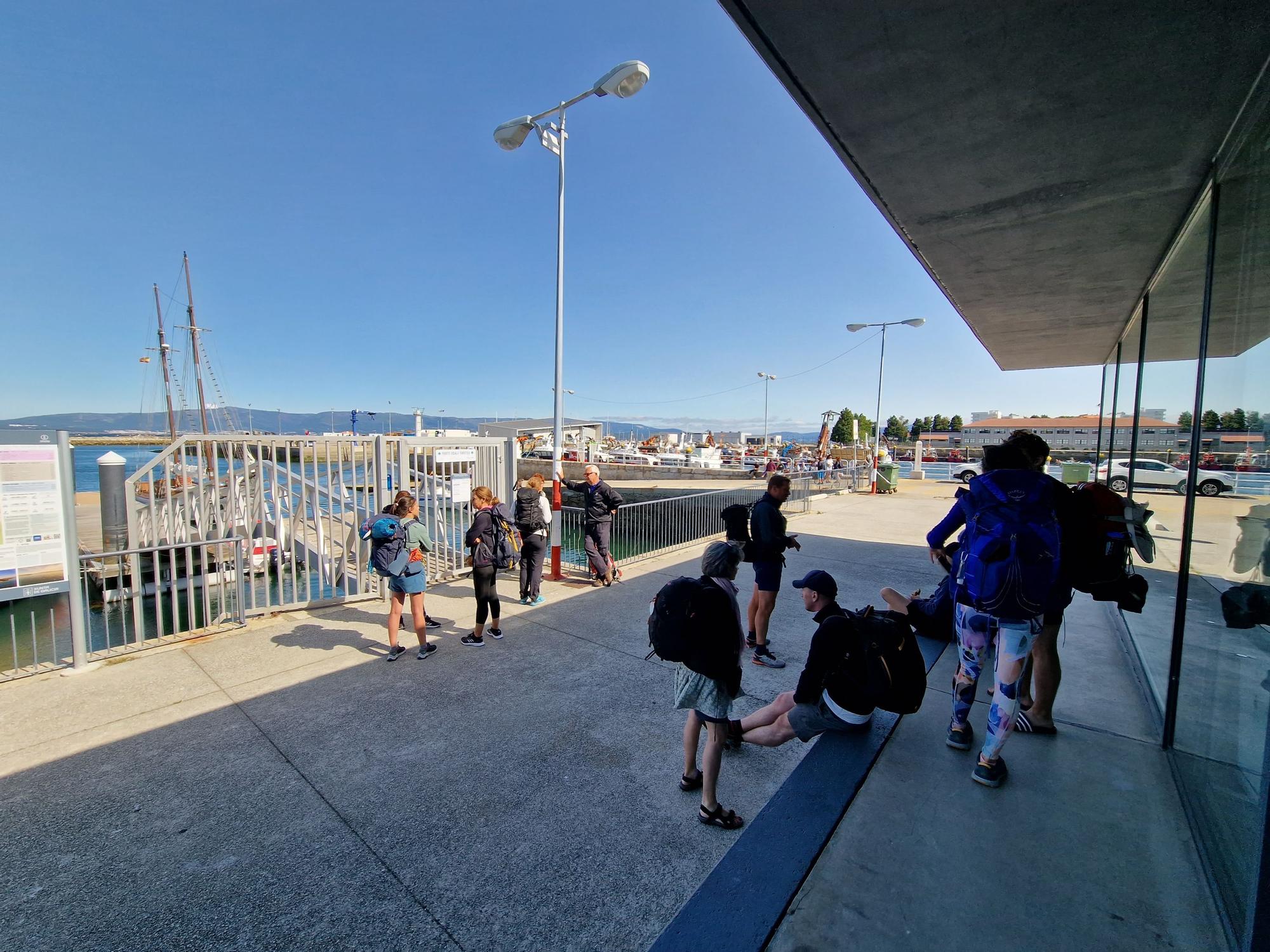 Peregrinos extranjeros que embarcaron en Vilanova para hacer la Ruta Xacobea hacia Pontecesures.