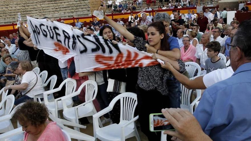 Los antitaurinos, desalojados del pregón de la feria sanjuanera en Alicante