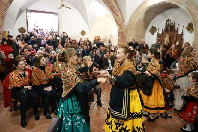 Los vecinos de Cáceres disfrutan de su romería de Las Candelas a pesar de la lluvia