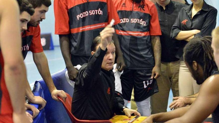 Arturo Álvarez, dando instrucciones a sus jugadores durante el encuentro ante el Chantada.