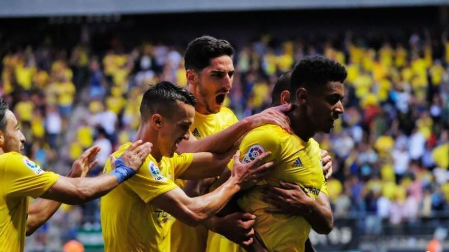 Los jugadores del Cádiz CF celebran el tanto de la victoria del «Choco» Lozano ante la SD Huesca.