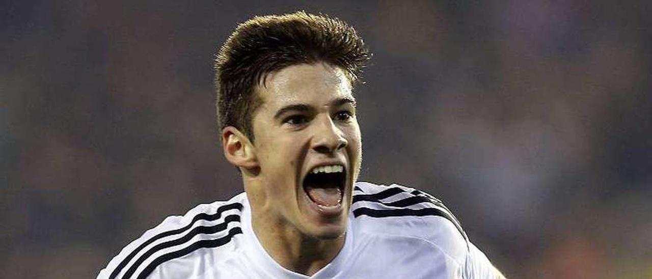 Santi Mina celebra un gol con el Valencia. // Efe/Ricardo Grobas