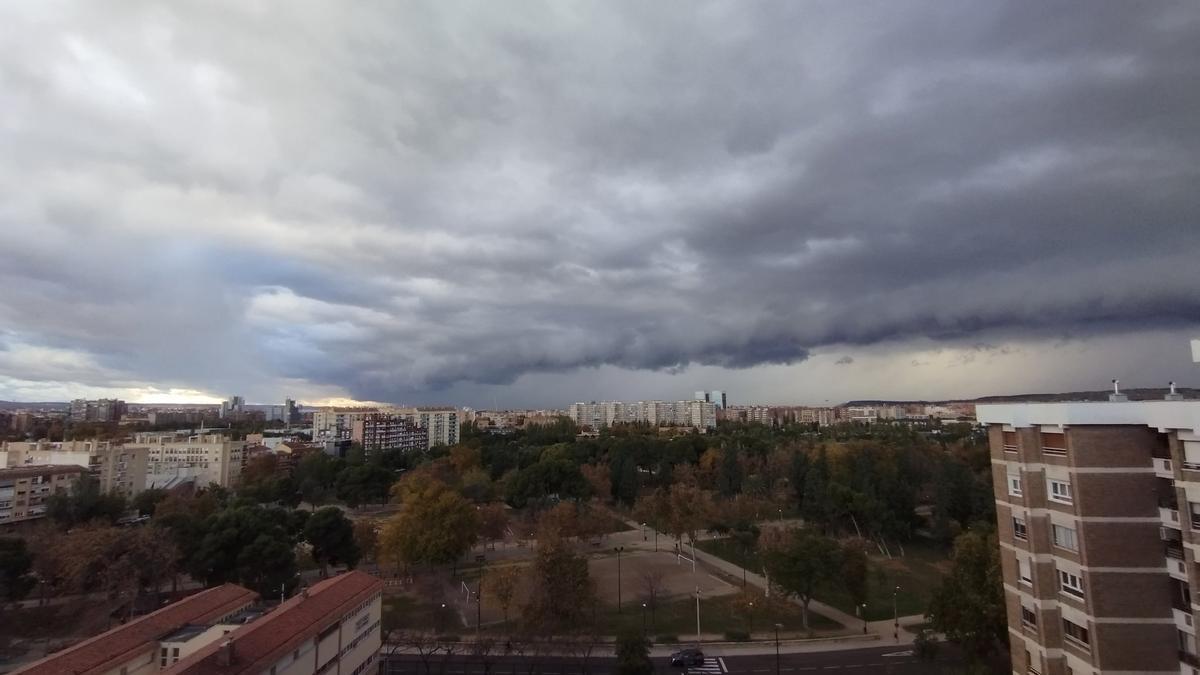 Cielo cubierto previo a la tormenta caída esta tarde en Zaragoza