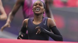 Kipyegon, lluny de córrer la milla en menys de 4 minuts