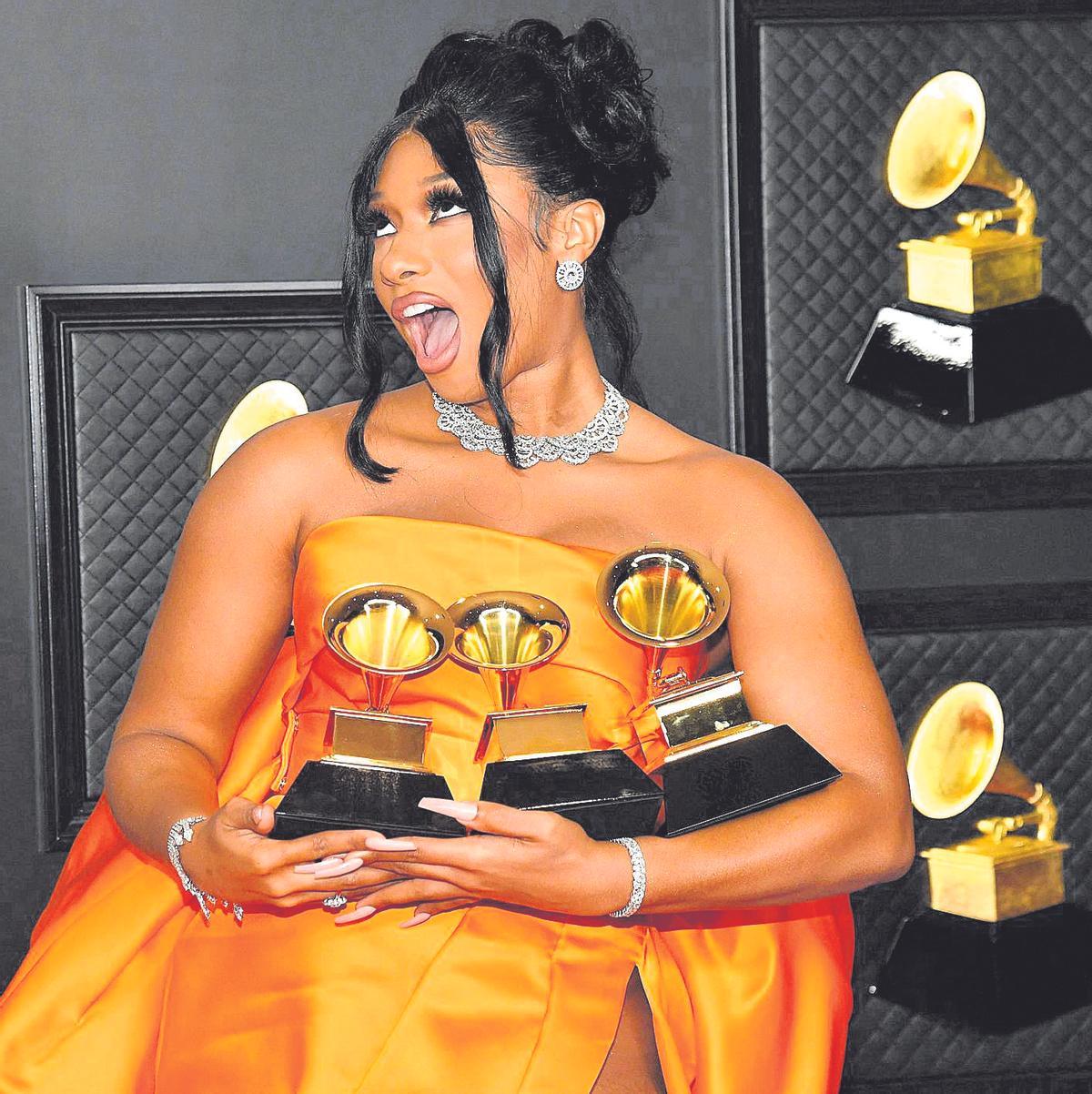 La artista Megan Thee Stallion posa con sus premios Grammy 2021.
