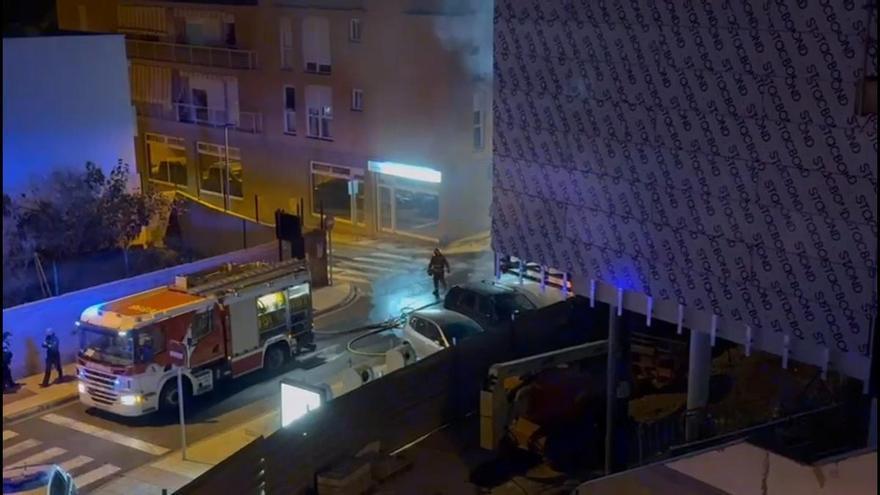 Detenido un joven por el incendio de los cinco coches en Adeje, en Tenerife