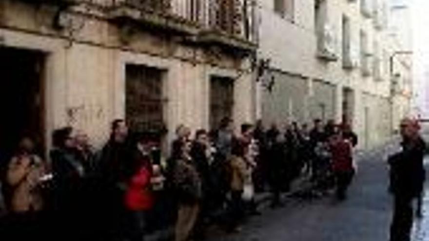Amigos de Badajoz visita edificios históricos civiles